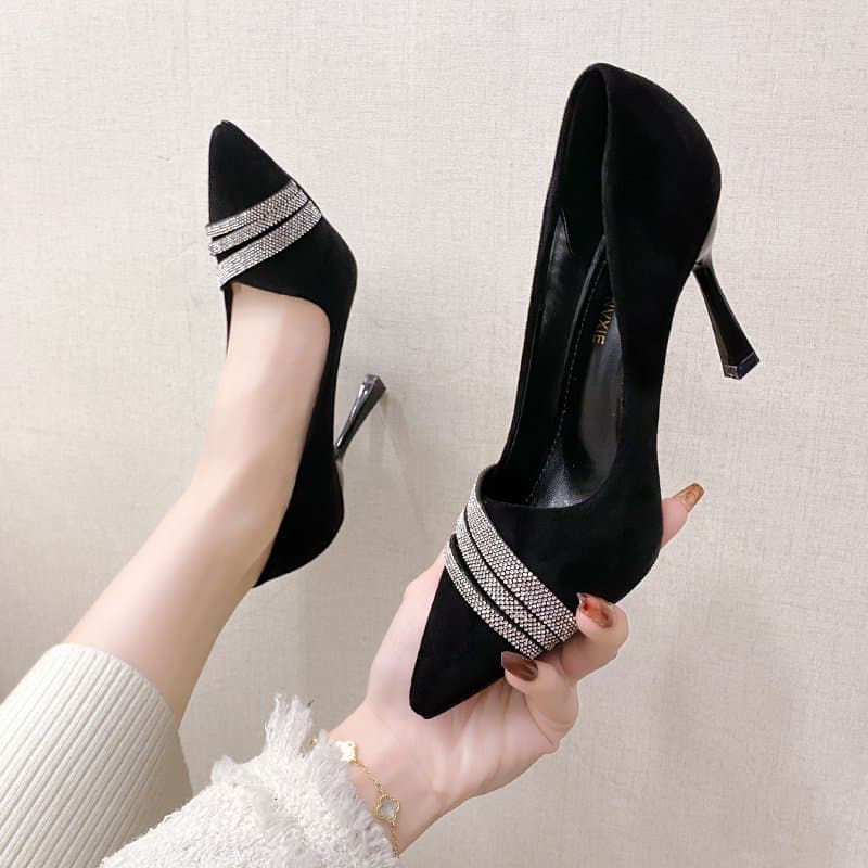 ヒール きらめき輝くポインテッドパンプス