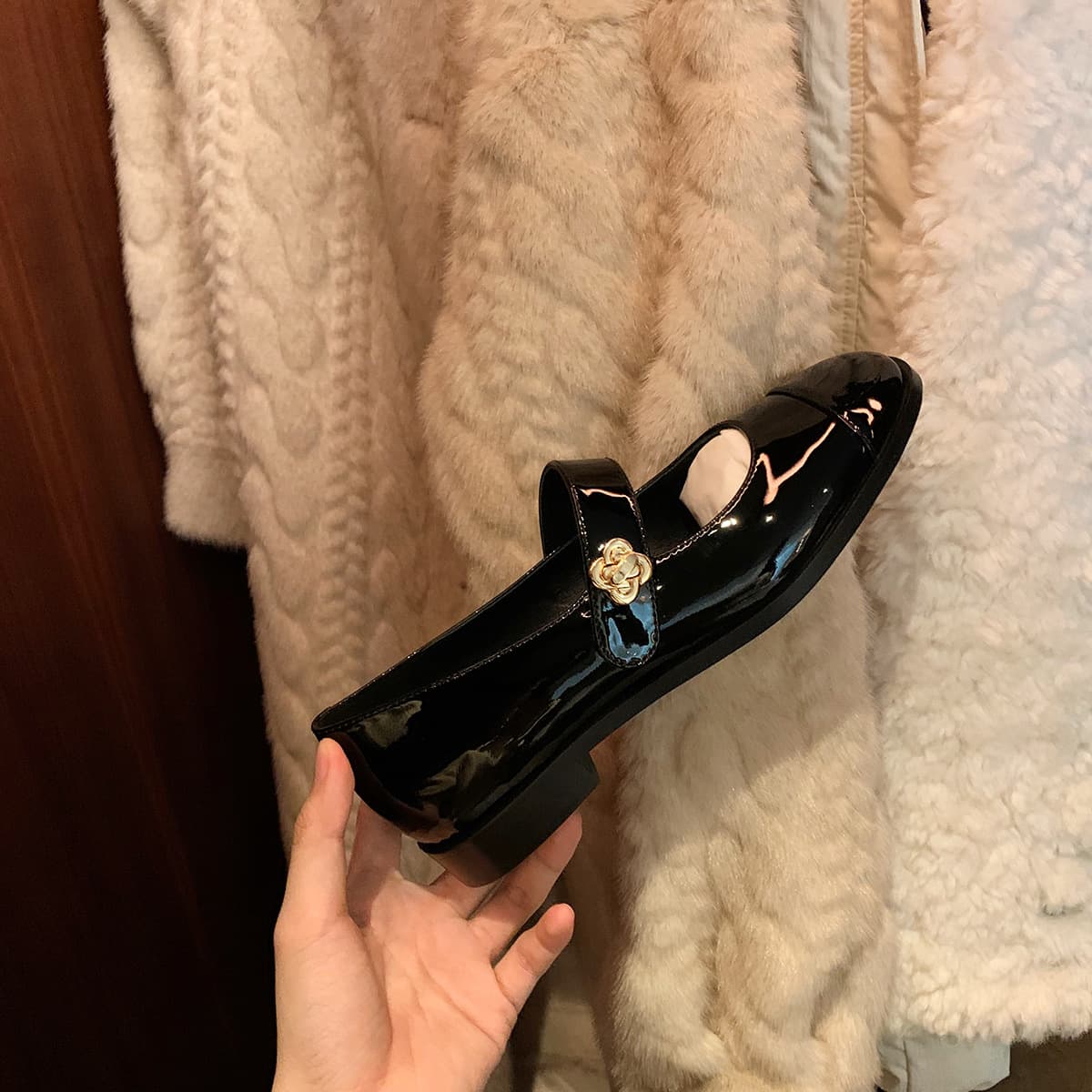 丸頭メタルバックルストラップヒールパンプス