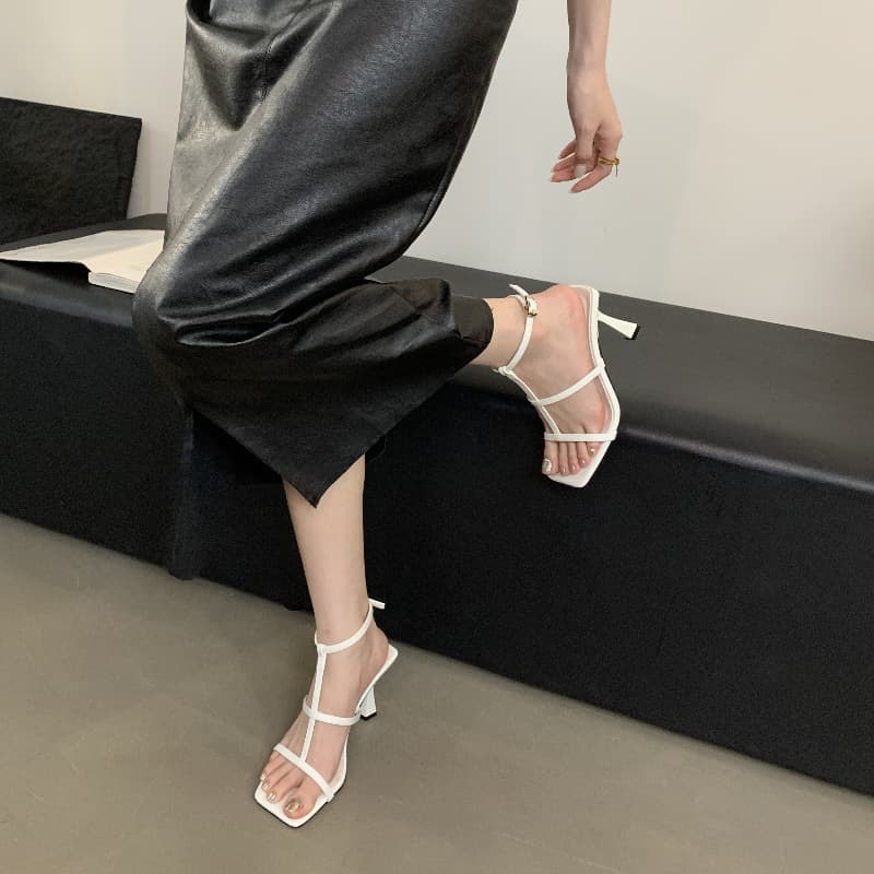 華奢ストラップスクエアヒール