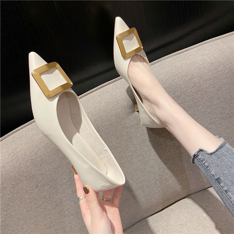 クラシックバックル付き3センチヒールパンプス