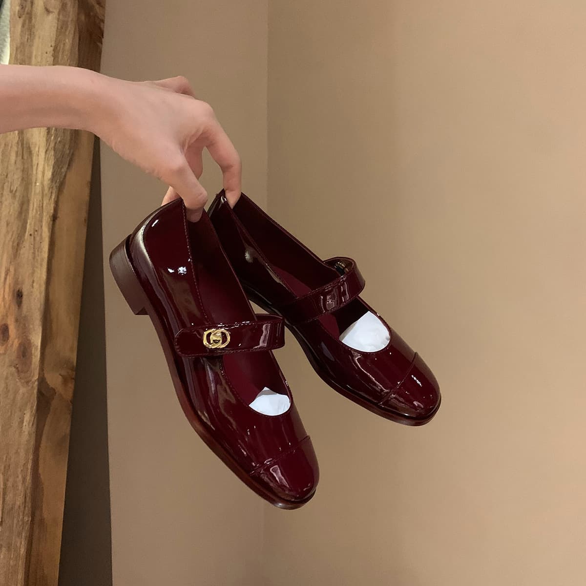 丸頭メタルバックルストラップヒールパンプス