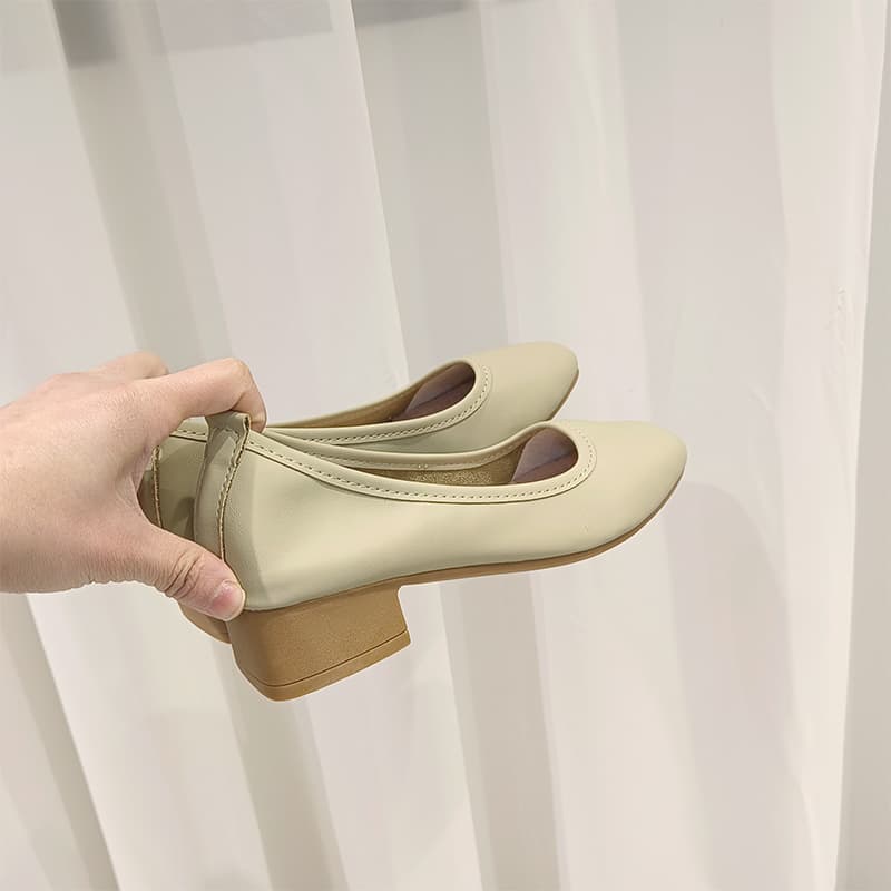 やわらか素材のローヒールパンプス
