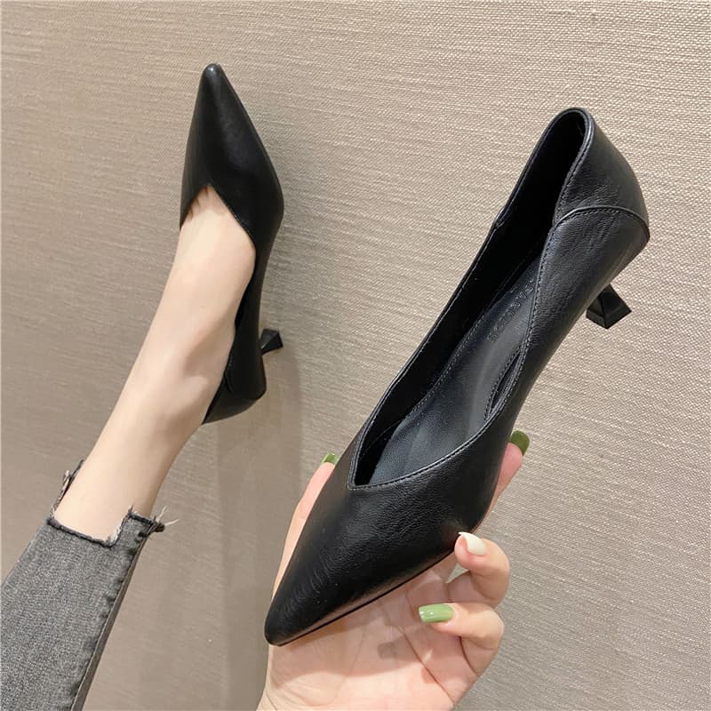 ポインテッドトゥ 柔らかレザー ローヒールパンプス