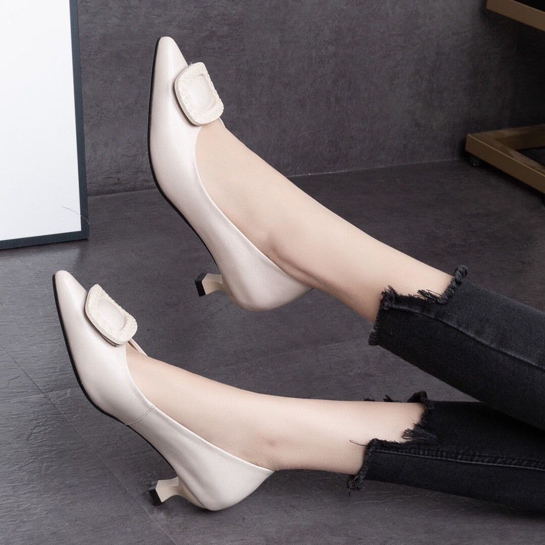長時間履いても疲れにくい通勤用ヒールパンプス
