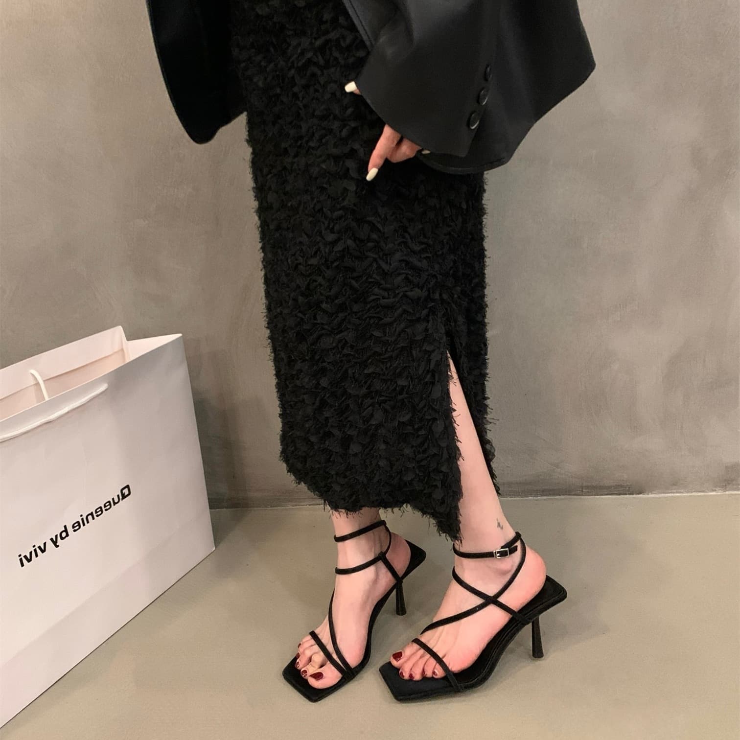 クロスストラップ細ヒールサンダル