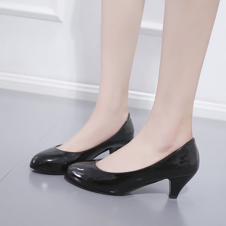 ラウンドトゥ浅口ミドルヒールパンプス