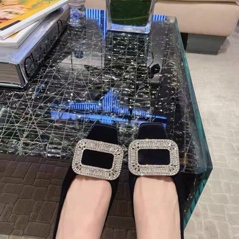 ヒール スクエアトゥ装飾バックル羊革パンプス